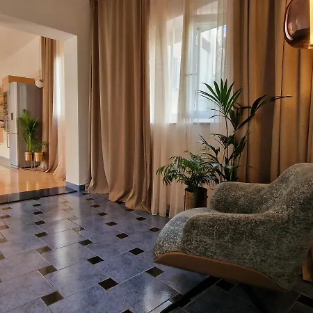 Laura Πανσιόν 2*