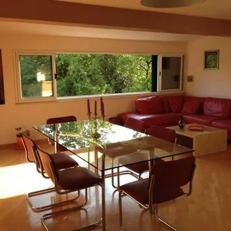 Laura Πανσιόν