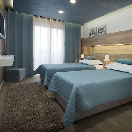 Laura Πανσιόν 2*