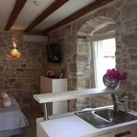 Πανσιόν Laura