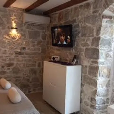 Πανσιόν Laura 2*