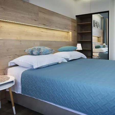 Laura Πανσιόν