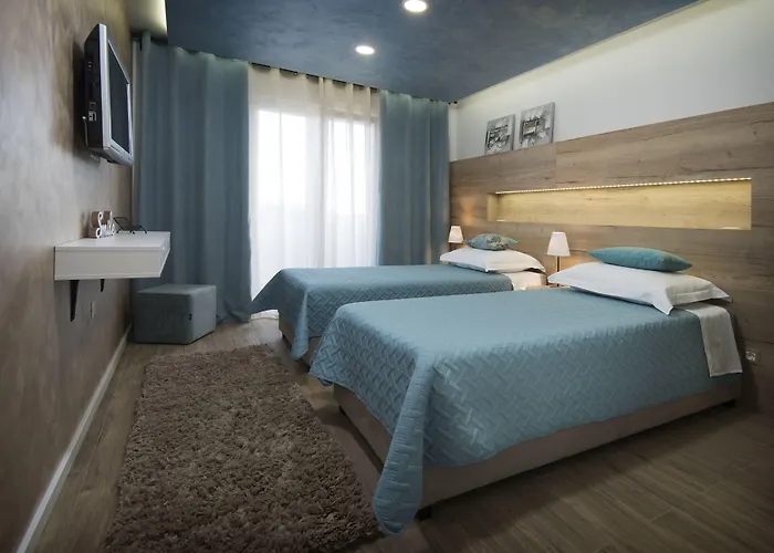 Laura בית הארחה 2*