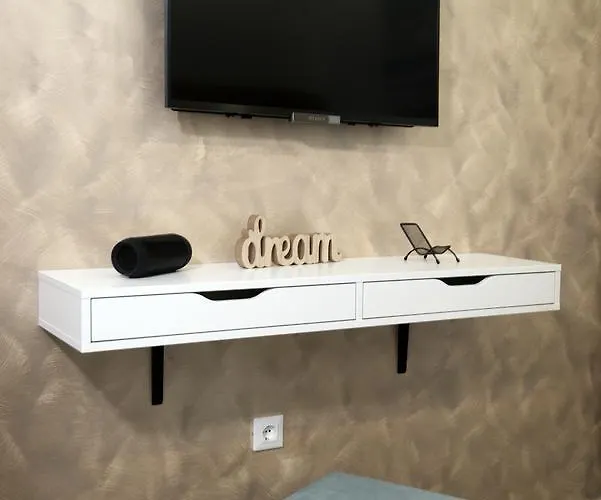 Laura בית הארחה 2*