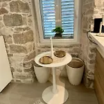 Laura 2* Split