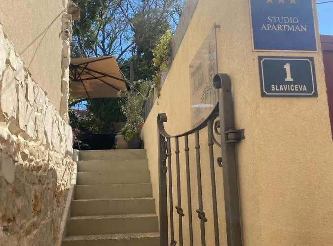 Laura Guest house 2*